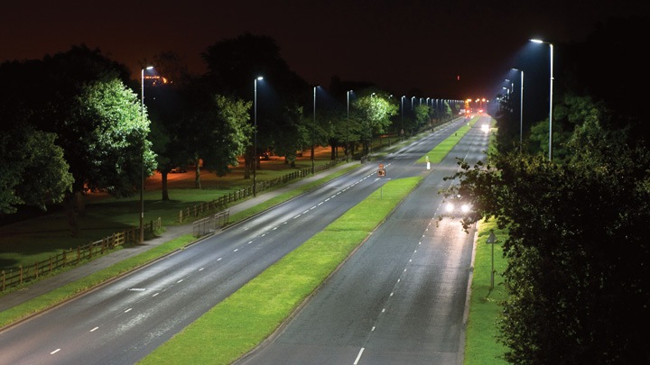 A iluminação LED inteligente ilumina estradas e ruas