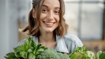 mulher com brócolos