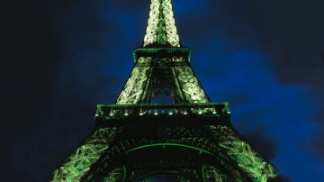Torre Eiffel iluminada com iluminação Philips Architainment