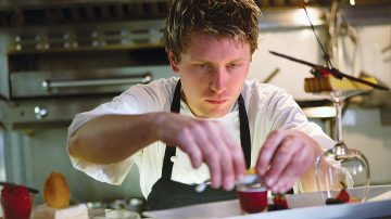 Chef a preparar comida sem insetos