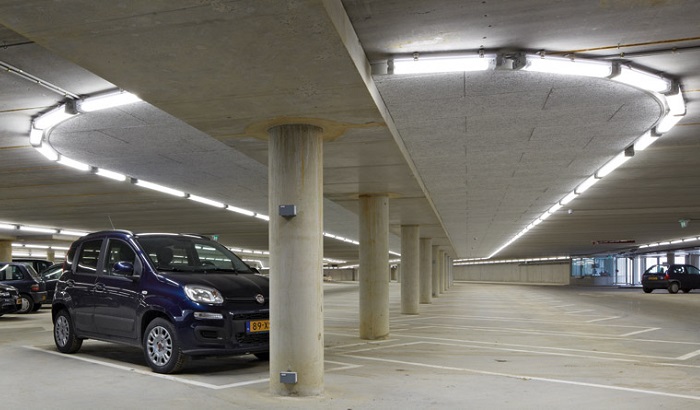 Iluminar áreas de estacionamento interior nos aeroportos