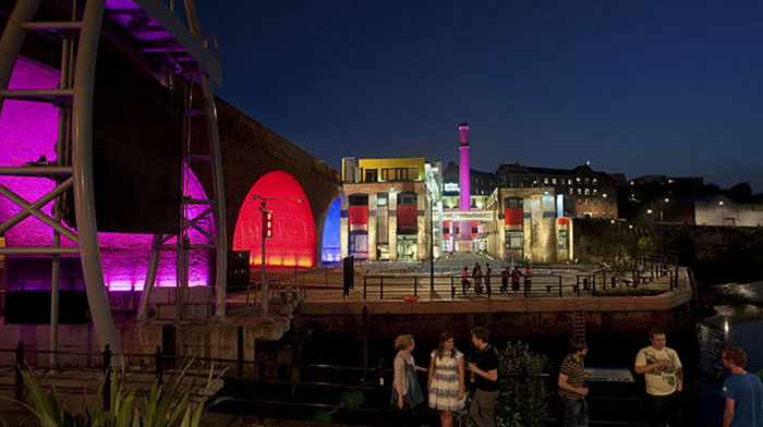 A Toffee Factory iluminada com luzes LED