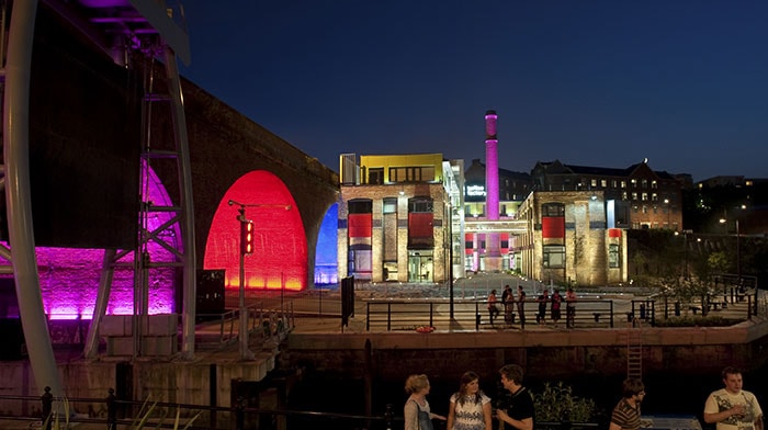 Uma fotografia à distância da antiga Toffee Factory iluminada com luzes LED da Philips