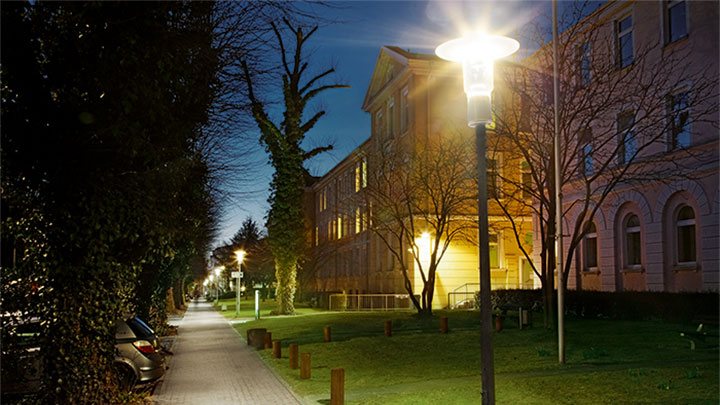A Iluminação Philips ilumina o exterior da Asklepios Klinic St. George para criar uma atmosfera melhor e mais segura