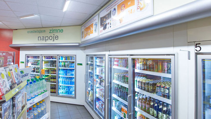 Arcas frigoríficas na loja do posto de abastecimento de combustível da BP em Cracóvia, Polónia