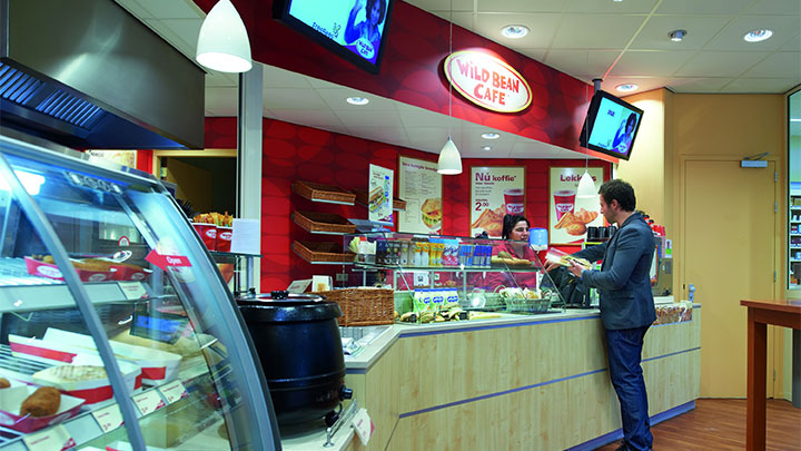 Loja num posto de abastecimento de combustível iluminado por iluminação de lojas Philips