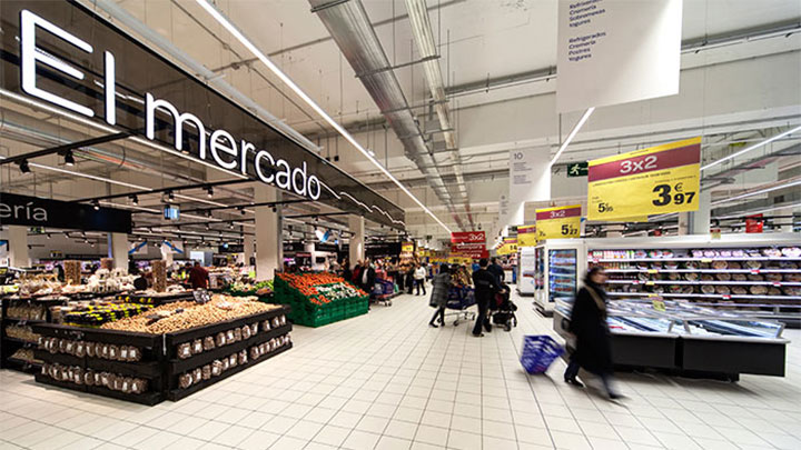 Supermercado Carrefour Santiago iluminado com uma combinação de tecnologia LED e controlos de iluminação inteligentes