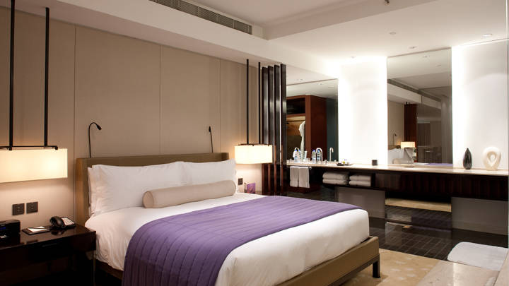 A Iluminação Philips criou uma atmosfera encantadora para os quartos de hóspedes dos Hotéis do Dubai com uma variedade de lâmpadas LED, CFL‐I e de halogéneo economizadoras