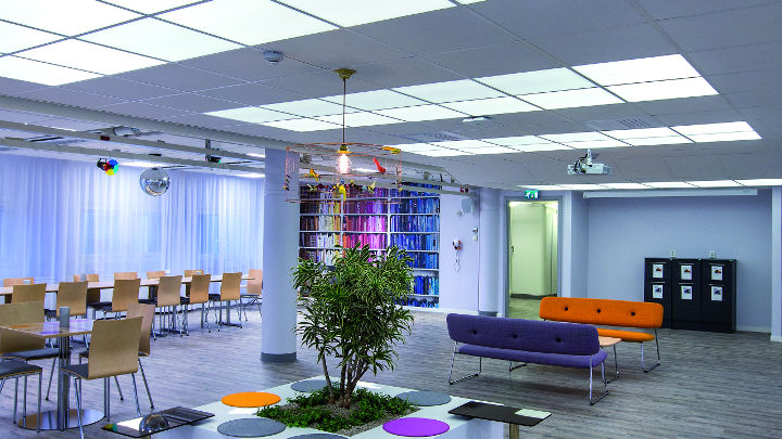 Um ambiente melhorado na área de reunião do escritório da E.ON, Suécia, iluminada com iluminação SoundLight Comfort da Philips
