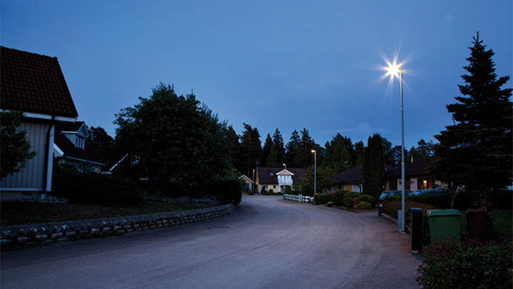 Rua numa área residencial em Enköping, Suécia, iluminada por iluminação urbana Philips