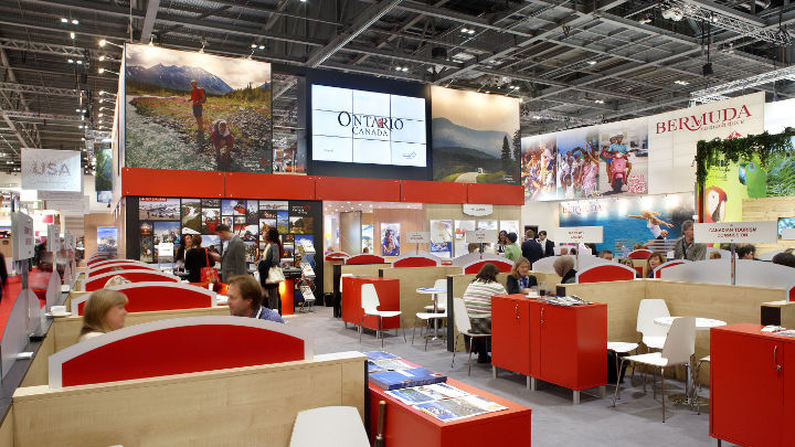  Área de reuniões no ExCel London Exhibition Center iluminada por soluções de Iluminação Philips de aplicação elevada