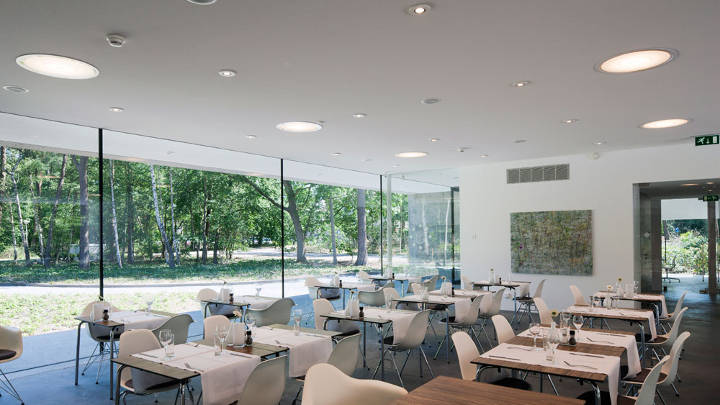 O restaurante do Faculty Club da Universidade de Tilburg é fresco e moderno, graças à iluminação de restaurantes Philips