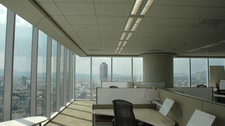 Área de trabalho da Torre HSBC com a vista do exterior iluminada por iluminação Philips