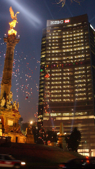 Exterior da Torre HSBC iluminado com iluminação Philips à noite