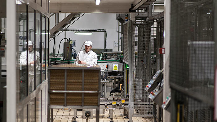 Um funcionário trabalha na fábrica da Hero, iluminada pela iluminação economizadora LED Philips para a indústria alimentar