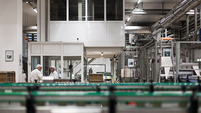 A iluminação Philips para a indústria alimentar ilumina a fábrica da Hero, que utiliza iluminação economizadora LED