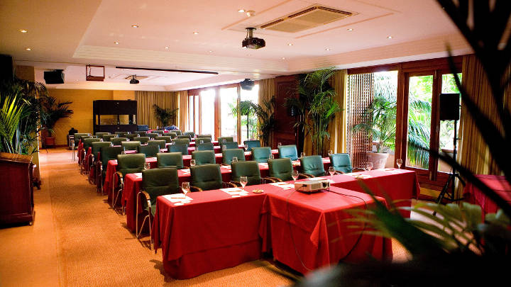 A sala de conferências no Hotel Botánico, Tenerife, é brilhantemente iluminada por focos LED Philips