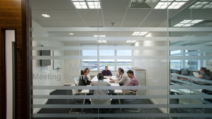 A sala de reuniões da Olympic House do Aeroporto de Manchester iluminada com iluminação LED Philips para escritório.