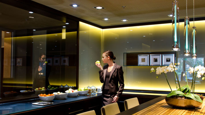 A iluminação de focos Philips nas salas de reuniões ajuda a revitalizar o Hotel Marriott Frankfurt