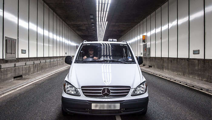 Automóvel a passar no túnel de Meir