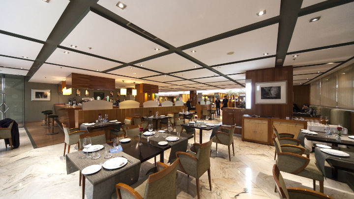 A iluminação Philips para hotelaria dá vida ao bar do NH Hoteles Eurobuilding