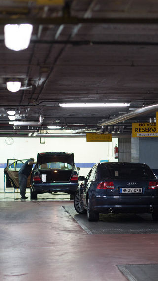  A iluminação industrial de parques de estacionamento Philips ilumina o parque de estacionamento do NH Hoteles Eurobuilding