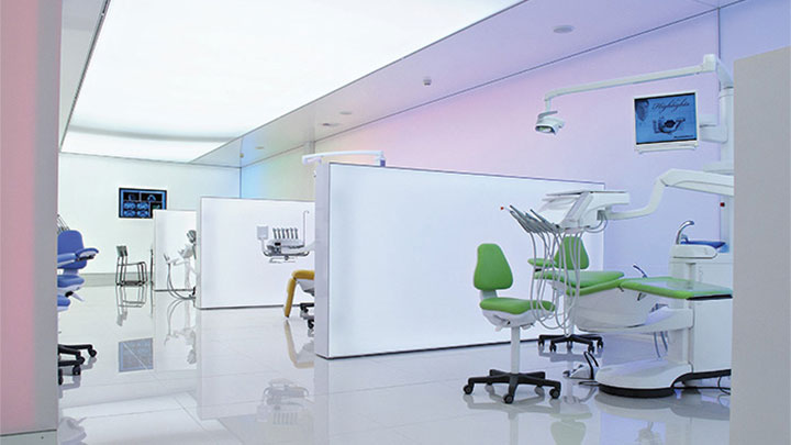 A iluminação de exposições Philips, que utiliza luz de superfícies, proporciona um ambiente moderno e com estilo à Planmeca