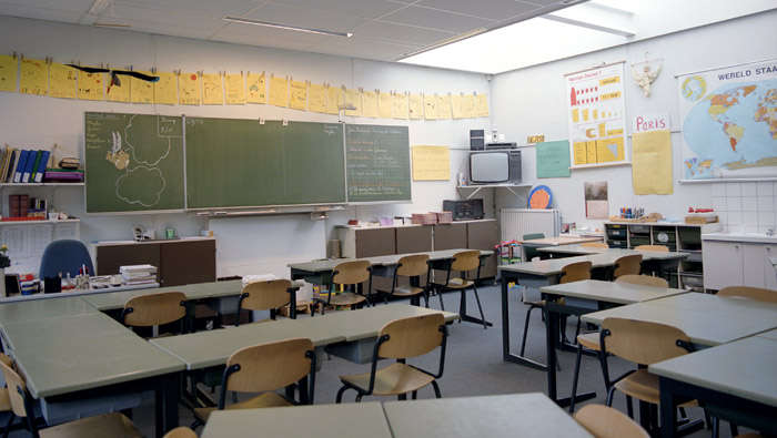 Sala de aula numa escola primária iluminada com iluminação economizadora Philips