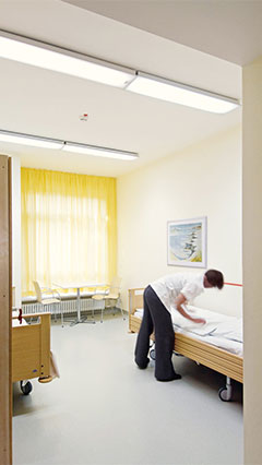 Quarto de doentes na clínica psiquiátrica iluminada pela Philips