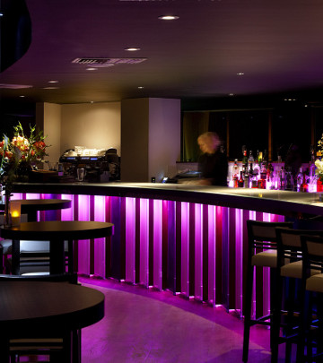 O bar no Hotel Rafayel utiliza iluminação de hotéis eficiente em termos energéticos da Philips