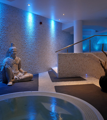 A iluminação Philips, bela e eficiente em termos energéticos, na área da piscina do Hotel Rafayel tem um efeito relaxante