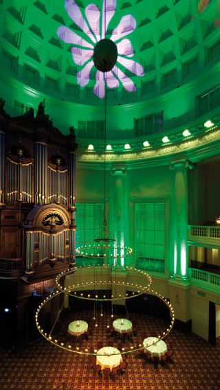 Uma luz verde é emitida pelos produtos de iluminação decorativa Philips nesta sala do Hotel Renaissance