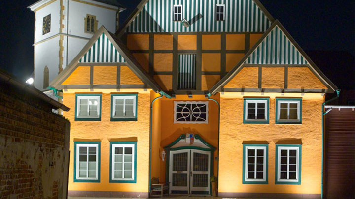 Fachada de um edifício na cidade histórica de Rietberg iluminada pela Philips