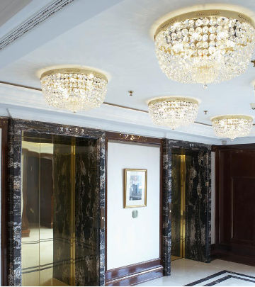 Áreas de circulação do Hotel Ritz-Carlton iluminadas pela Iluminação Philips