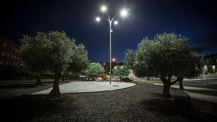 Área urbana em Rivas, Espanha, iluminada com iluminação exterior Philips