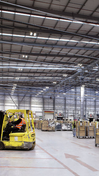 Iluminar o armazém do Centro de Distribuição Nacional do Royal Mail com tecnologia LED economizadora da Iluminação Philips