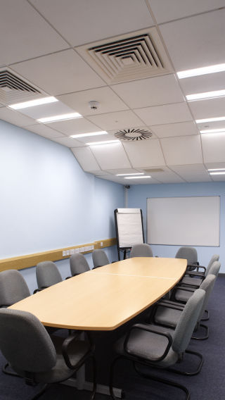 A Iluminação Philips ilumina a sala de reuniões do Conselho Distrital de Sedgemoor, Somerset, Reino Unido