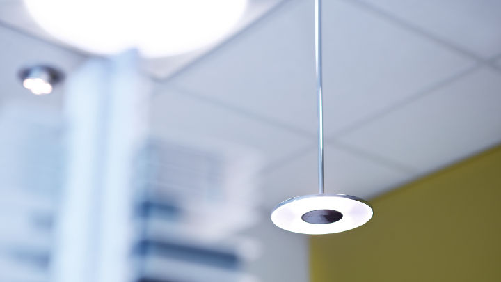 Foco DaySign Solo da Philips suspenso no Escritório da Strijp-S, criando soluções de iluminação energeticamente eficientes
