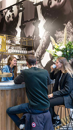 A iluminação Philips ilumina o café na loja SuperTrash em Amesterdão