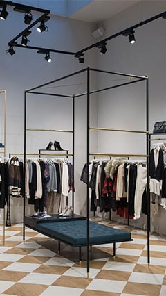 Produtos pendurados em expositores na SuperTrash, iluminados pela iluminação de revenda Philips