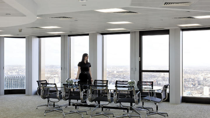 Os sistemas de controlo de iluminação de escritório Philips oferecem mais luz e sustentabilidade a esta sala de reuniões da Tower 42