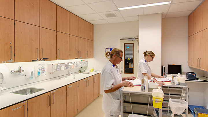 O UMCG Laboratorium utiliza iluminação hospitalar Philips para iluminar a sala