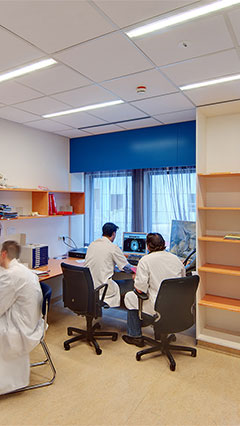 Pessoas trabalham sob a luz da iluminação hospitalar economizadora Philips neste escritório do UMCG
