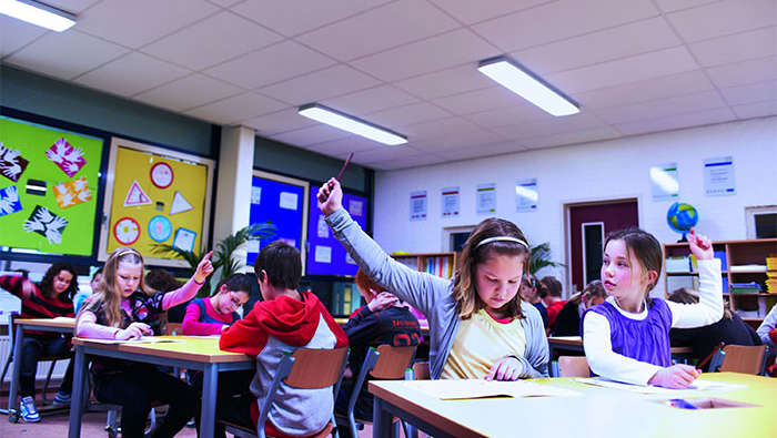 Alunos na Escola Básica de Wintelre, onde a iluminação Philips criou uma atmosfera de sala de aula brilhante para a aprendizagem