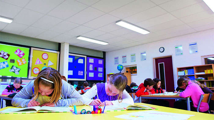 A definição de iluminação foco ajuda a criar uma atmosfera de sala de aula ideal para a aprendizagem na Escola Básica de Wintelre