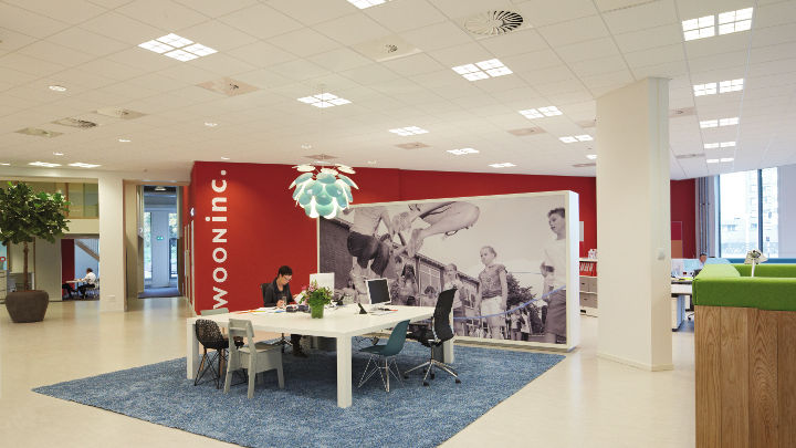 A Wooninc., iluminada por iluminação energeticamente eficiente para escritório Philips