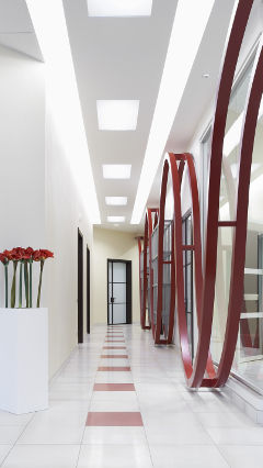 Corredor do escritório do Grupo AB, em Itália, iluminado com iluminação de escritório Philips
