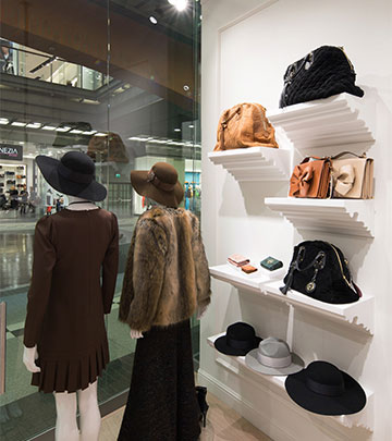 Utilizar iluminação de lojas de qualidade superior para dar ao vestuário na montra da loja um aspeto mais atrativo – Philips