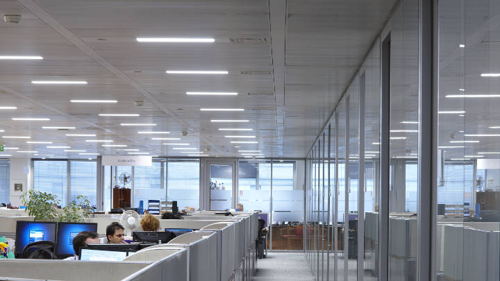 Iluminação eficaz de áreas de open space com a iluminação de escritório Philips
