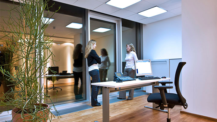 O espaço de escritórios do DiVoCare iluminado por iluminação para cuidados de saúde Philips